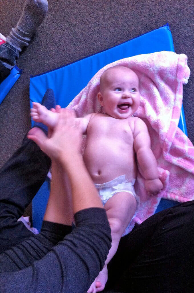 Photographie d'un cours de massage pour bébé