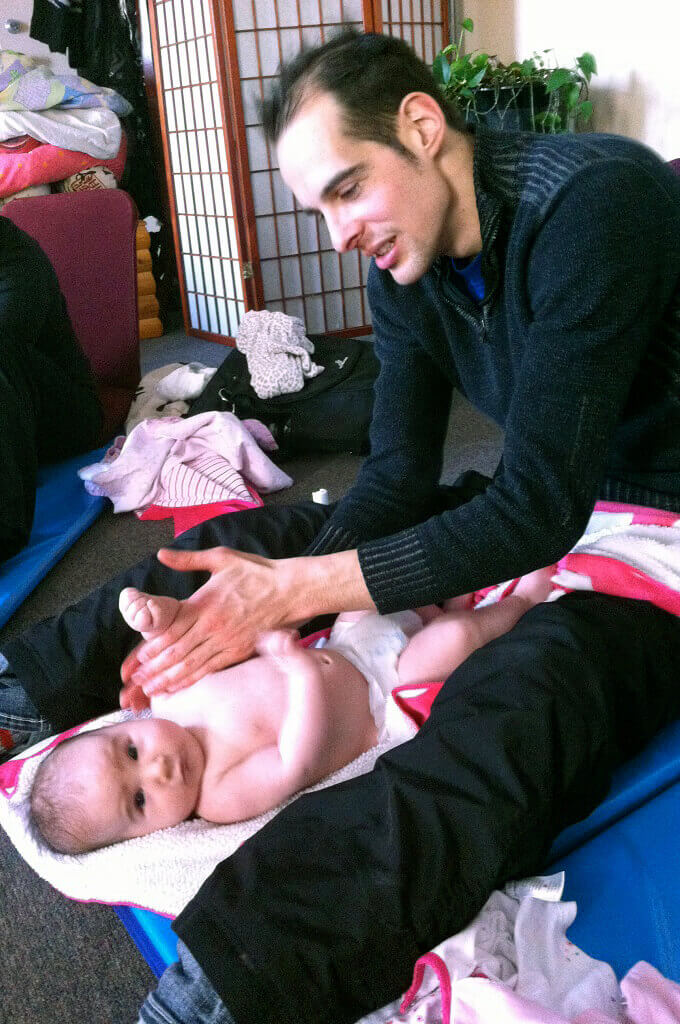 Photographie d'un cours de massage pour bébé