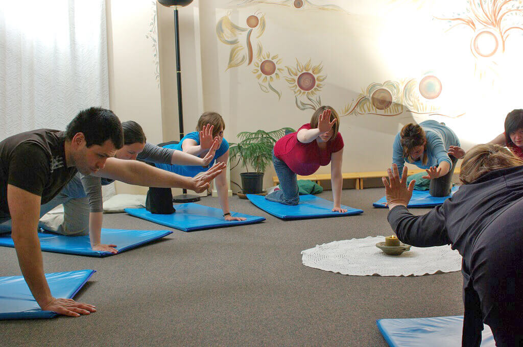 Photo de groupe de yoga prénatal